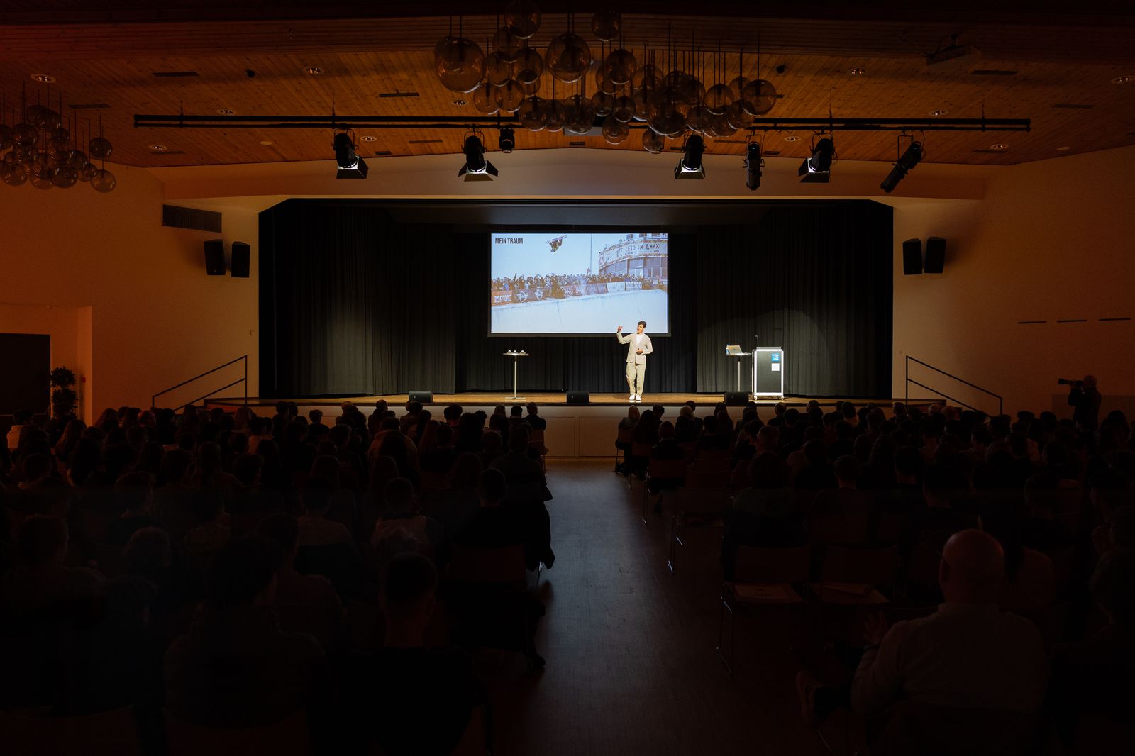 David Hablützel spricht am Eröffnungsmorgen der BerufsCHECK-Woche in Triesen